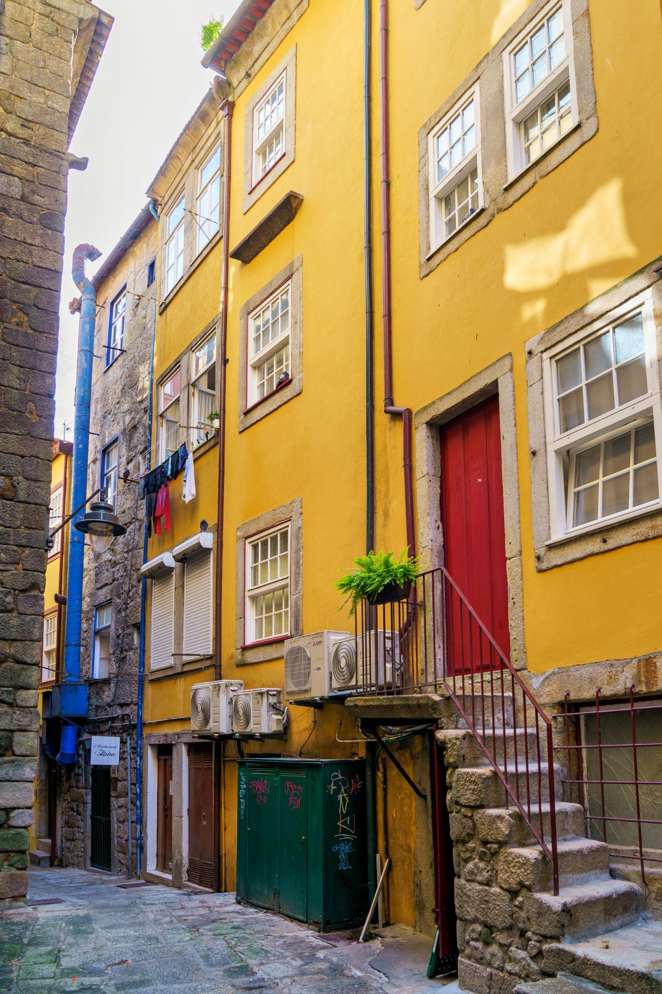 Alzira, Viela do Buracoim historischen Zentrum von Porto